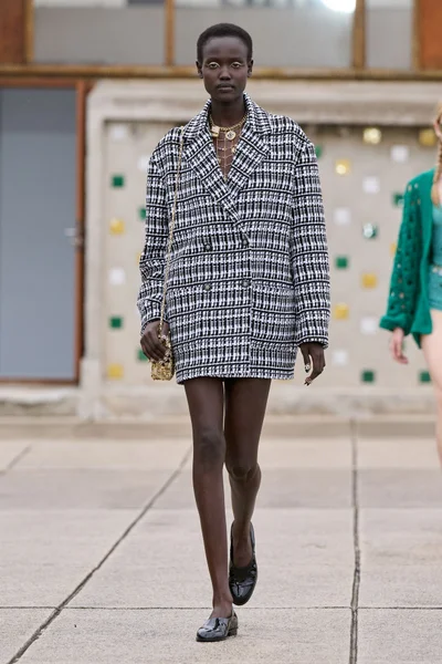 Look 15